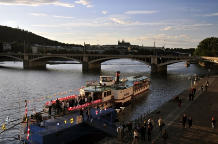 Výročí firmy oslava na Vltavě